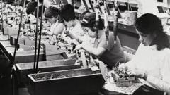 Um grupo de mulheres trabalha numa fábrica em Porto Rico em 1970
