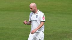 Bears seamers get on top of high-flying Somerset