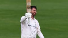 Holland ton gives Leics good start against Glos