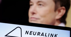 Logo marca da Neuralink e Elon Musk atrás, em segundo plano
