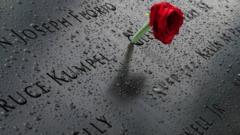 紐約世貿大廈原址附近的紀念碑上有人獻上一支玫瑰