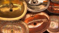 摩洛哥索維拉市集內出售的手工銅質洗手盤