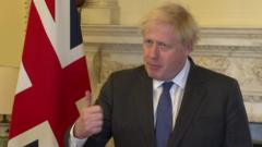 Boris Johnson gesticula enquanto fala em sala requintada