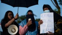 Warga Pulau Rempang, Kepulauan Riau bersama Anggota Jaringan Solidaritas Korban untuk Keadilan (JSKK) melakukan Aksi Kamisan ke-787 di seberang Istana Merdeka, Jakarta, Kamis (14/9/2023). 