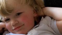 Bachgen 5 oed wedi'i ganfod mewn pwll nofio yng Ngroeg - cwest