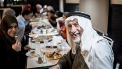عائلة أردنية مسلمة مجتمعة حول مائدة إفطار رمضانية