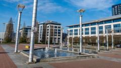 Oes safle posibl ar gyfer pedwaredd ysgol uwchradd Cymraeg yng Nghaerdydd?