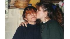 Carolyn DeFord beija a mãe, Leona Kinsey