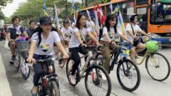 Đoàn xe đạp diễu hành
