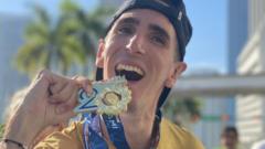 Alex Roca, con su medalla tras completar la maratónbetano apk versão antigaMiami el domingo 6betano apk versão antigaenero