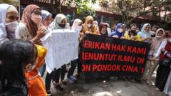 Sejumlah orang tua siswa membentangkan spanduk dan poster saat melakukan aksi protes di SDN Pondok Cina 1, Depok, Jawa Barat, Kamis (10/11). Mereka meminta pembangunan gedung sekolah yang baru sebelum relokasi lahan Sekolah Dasar Negeri (SDN) Pondok Cina 1 menjadi masjid.