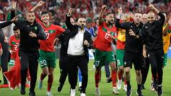 Walid Regragui ari imbere mu bari mu munezero igihe Maroc ibereye igihugu ca mbere ca Afrika gishitse mu gice ca kabiri gishira ica nyuma mw'ihiganwa ry'igikombe c'isi yose 