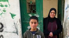 کریم به همراه مادرش