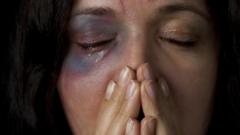 Fotoblaze jogo de apostasuma mulher com olho roxo, chorando e com as mãos cobrindo a boca