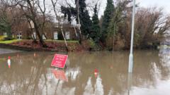 Miloedd heb bŵer a rhybuddion am lifogydd wrth i Storm Bram daro Cymru