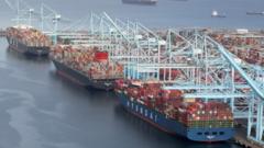 Hàng chục tàu chở container đang đợi bốc dỡ hàng xuống cảng ở Mỹ