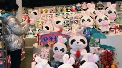 熊貓在中國被視為國寶，受到很多人喜愛。