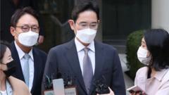 '프로포폴 불법투약' 혐의를 받고 있는 이재용 삼성전자 부회장이 26일 서울중앙지방법원에서 열린 1심 선고 공판을 마친 뒤 법원을 나서고 있다