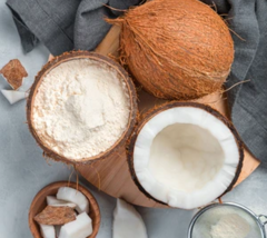 Des cocos cassés en deux, farine de coco
