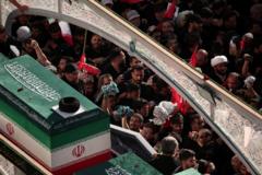 نعش خامنئي يصل إلى مشهد في ختام تشييع امتد ستة أيام