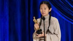 Chloé Zhao com Oscar de melhor direção