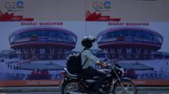 Motoqueiro passabet aposta para presidentefrente a painel do G20 que mostra foto e nomebet aposta para presidentecentrobet aposta para presidenteconvenções, Bharat Mandapam