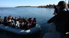 Midilli Adası'na ulaşan bir mülteci botu.