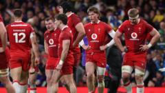 Ffrainc yn curo Cymru'n hawdd o flaen torf leiaf Cymru erioed yn y Chwe Gwlad