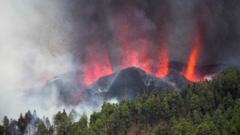 Взрыв над вулканом Кумбре-Вьеха