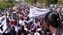 ፕረዚደንት ኣዳማ ባሮ መብጽዕኡ ከክብርን ምርጫ ከካይድን ዝጽውዑ ሰልፈኛታት
