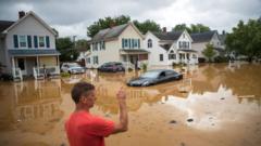 Un hombre en medioesportiva bet fortune tigeruna inundación