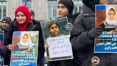 د یکشنبې په ورځ، بروکسل کې د اروپايي پارلمان مخې ته په افغانستان کې د نجونو د تعلیم او تحصیل او د ښځو د کار پر حق د بندیز لیرې کېدو لپاره لسګونه کسانو لاریون وکړ.