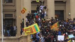 大批民众聚集在拉贾帕克萨的总统官邸前，高呼口号，挥舞国旗，然后冲破路障，闯入官邸。