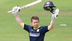 Wicketkeeper Brown extends Hampshire contract