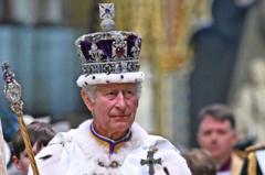 Rei Charles 3º usando a coroa que é usada apenas para a cerimônia