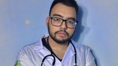 Felipecasino bonus gratisfrente a parede, posando para foto,casino bonus gratisjaleco e estetoscópio