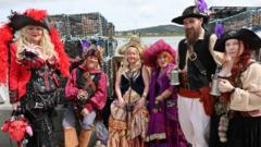 Gŵyl Fôr-ladron Conwy yn llenwi'r cei gyda lliw