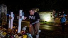 Um homem presta homenagem no local de um ataque a tiros em uma escola particular em Nashville, Tennessee