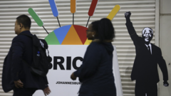 Реклама БРІКС і фігура Нельсона Мандели у приміщенні саміту у Йоганнесбурзі у липні 2018-го року