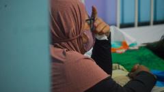Seorang ibu menjaga anaknya yang dirawat dengan dugaan gagal ginjal akut di Padang, Sumatera Barat, Kamis (20/10/2022). 