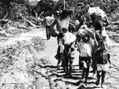 Famílias levando pertences após chuvas fortes atingirem o município de Caraguatatuba, em 1967