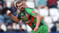 Walker turns to darts after Leicestershire release