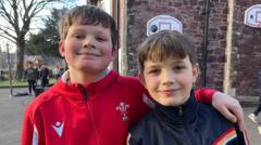 Brodyr o Gaerdydd yn dathlu ar ôl cael eu dewis i dîm gwyddbwyll Cymru