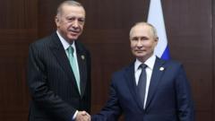 Recep Tayyip Erdogan (kiri) menolak untuk memberikan sanksi bagi Presiden Rusia Vladimir Putin setelah ia meluncurkan invasi skala besar terhadap Ukraina