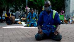Pipo wear masks for dey pray mosque