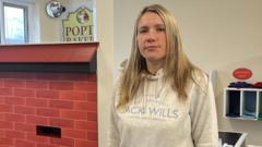 '30% o fusnesau bach Cymru yn ystyried cau, gwerthu neu leihau'