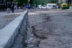 Бишкектин чок ортосундагы көчөлөрдүн бириндеги тротуар