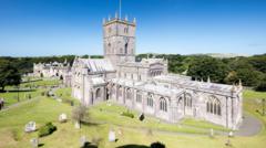 Gallai Eglwys Gadeiriol Tyddewi fynd yn fethdalwr o fewn dwy flynedd - adroddiad