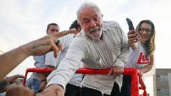 Lula oferece sua mão a apoiadores em ato em Belford Roxo, no Rio de Janeiro, em 11 de outubro.