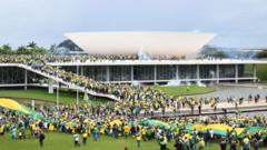 Imagem mostra manifestantes, vestidos de verde e amarelo, na praça dos Três Poderes em Brasília